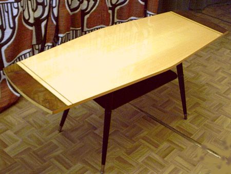 Beistelltisch in Surfbrett-Form Beistelltisch in Surfbrett-Form