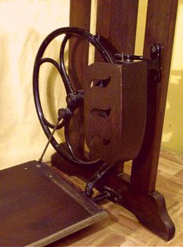 Trittpedal mit Schwungradantrieb Trittpedal mit Schwungradantrieb