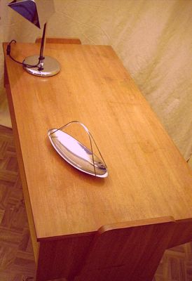 Tisch aus Rüsterholz im schwungvollen Mid-Century Design