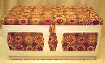 Sitzbank als Wäschetruhe, Garderobenmöbel oder Bettkasten - Blickfang für Vintage 70s Einrichtungen Sitzbank als Wäschetruhe, Garderobenmöbel oder Bettkasten - Blickfang für Vintage 70s Einrichtungen