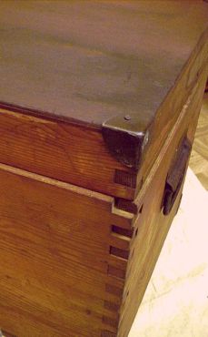 antike Holztruhe als Couchtisch, Beistelltisch, Stauraum im Wohnzimmer