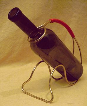 Flaschenträger fürs elegante Einschenken von Rotwein, Weißwein und Sekt auf 1950er Party
