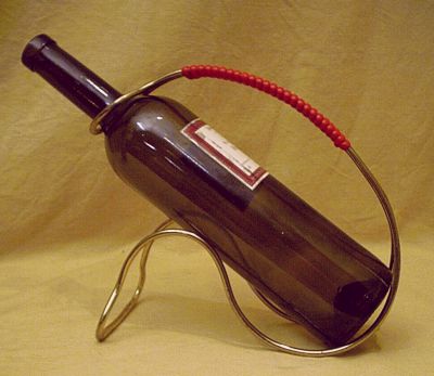 Flaschenträger fürs elegante Einschenken von Rotwein, Weißwein und Sekt auf 1950er Party