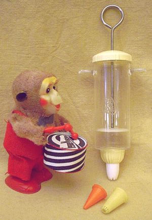EMSA Tortenspritze für Baiser, Makronen & Sahnehäubchen EMSA Tortenspritze für Baiser, Makronen & Sahnehäubchen