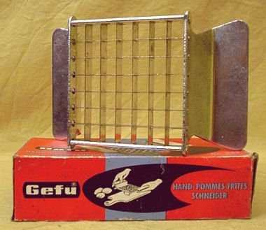 Mit Kraft Kartoffel zu Pommes Frites zerdrücken - der GEFU Hand-Schneider der 1950er Jahre
