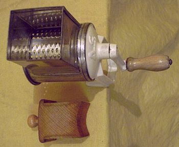 Nüsse in die Mühle & mit einer Trommelreibe fein mahlen zum Backen Nüsse in die Mühle & mit einer Trommelreibe fein mahlen zum Backen