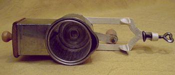 Nüsse in die Mühle & mit einer Trommelreibe fein mahlen zum Backen Nüsse in die Mühle & mit einer Trommelreibe fein mahlen zum Backen
