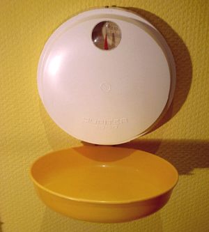 Gelbe Wandwaage - der Hingucker zum Wiegen, Backen und Kochen Gelbe Wandwaage - der Hingucker zum Wiegen, Backen und Kochen