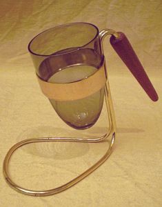 Brezelglas - elegante Serviermöglichkeit der 1950er Jahre auf stilvoller Party
