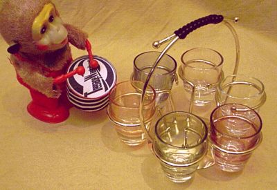 Schnapsglasrondell der 1950er Jahre - stylische Serviermglichkeit fr Schnaps auf stilvoller Fifties Party