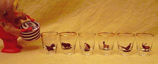 Schnapsglas mit Auerhahn, Wildschwein, Reh, Hirsch, Fasan, Hase, Rebhuhn fürs Herrengedeck der 1950er Jagdrunde
