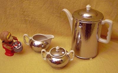 Bayrisches Milchkännchen und Zuckerdose aus Porzellan mit fester Isolierhülle zur KOENIGSZELT Kaffeekanne der 1950er Jahre