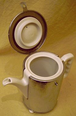Kaffeekanne als SUS Thermoskanne der 1930er Jahre - in Zeiten Stromsparen angesagt zum Kaffee