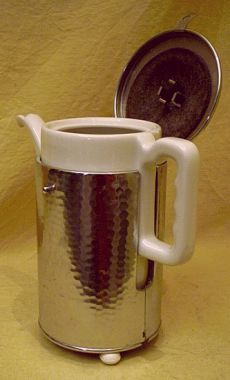 Kaffeekanne als SUS Thermoskanne der 1930er Jahre - in Zeiten Stromsparen angesagt zum Kaffee