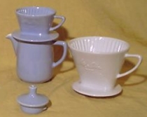 Ob klein oder gro - in den Kaffeefilter gehrt noch eine papierne Filtertte!