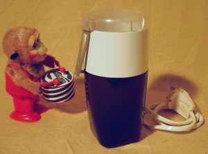 Guter Kaffee? Kaffeebohnen mahlen in 1950er Mhle Type HA 2765A