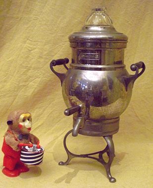 Museumsstück der Kaffeemaschine: FONTANA Percolator mit antikem Stromanschluss