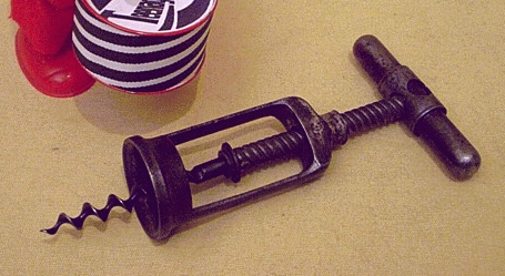 antiker Spindel-Korkenzieher mit Glockenaufsatz zum Öffnen der Weinflasche