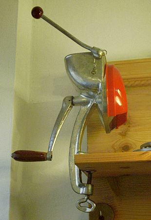 JUPITER Fortuna Reibemaschine - die Küchenmaschine für geraspeltes Obst und Gemüse zum Kochen