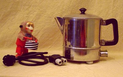 Statt Wasserkessel - intaktes Küchengerät in stilvollem Vintage-Design der Bauhaus-Ära Statt Wasserkessel - intaktes Küchengerät in stilvollem Vintage-Design der Bauhaus-Ära