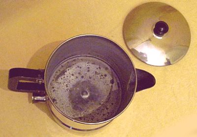 Statt Wasserkessel - intaktes Küchengerät in stilvollem Vintage-Design der Bauhaus-Ära