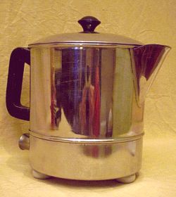 Statt Wasserkessel - intaktes Küchengerät in stilvollem Vintage-Design der Bauhaus-Ära Statt Wasserkessel - intaktes Küchengerät in stilvollem Vintage-Design der Bauhaus-Ära