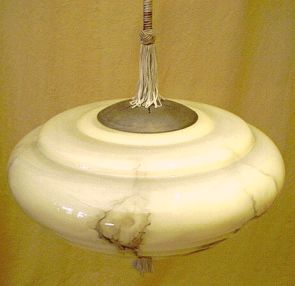 antike Hängeleuchte bzw. Pendelleuchte in geschlossener Glasform antike Hängeleuchte bzw. Pendelleuchte in geschlossener Glasform