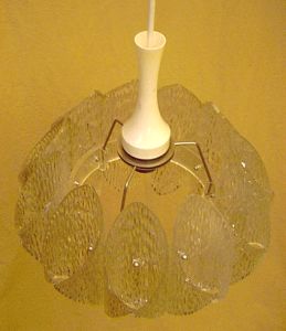 einfachere Pendelleuchte in glitzerndem Kunststoff einfachere Pendelleuchte in glitzerndem Kunststoff