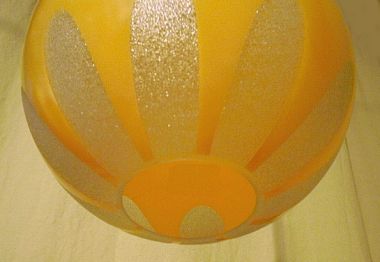 Pendelleuchte als Glasleuchte im Pril-Blumenmuster-Design der 70er Jahre