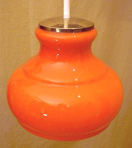 Pendelleuchte von FISCHER Leuchten im Orange der 70er Jahre