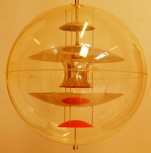 VP Globe von LOUIS POULSEN - Verner Panton und seine Ufo Pendelleuchte
