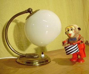 Nachttischleuchte mit Überfangglas im Art déco Stil Nachttischleuchte mit Überfangglas im Art déco Stil