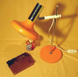 Stativleuchte als Schreibtischlampe im 70er Jahre Design