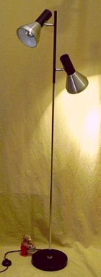 Stehlampe mit flexiblen Strahlern - perfekte Leseleuchte neben Sofa & Sessel
