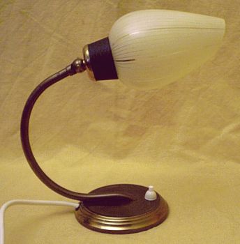 Nachttischleuchte im klassischen Mid Century Design der 50er