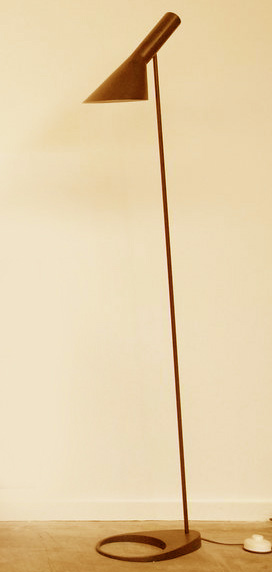 AJ Stehleuchte - perfekte Stehlampe von Arne Jacobsen, heute LOUIS POULSEN