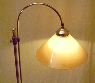 zeitlose Stehlampe mit Messing-Gestell & Überfangglas