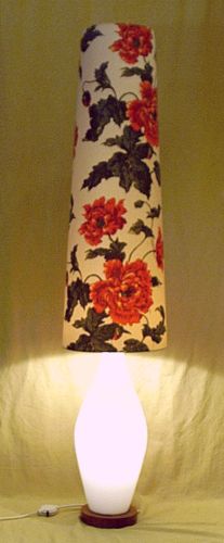 Tütenlampe mit beleuchteten Lampenfuß - der Hingucker im Mid Century Design
