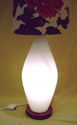 Tütenlampe mit beleuchteten Lampenfuß - der Hingucker im Mid Century Design