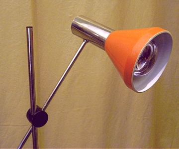 Strahler Stehlampe im Orange der 70er Jahre