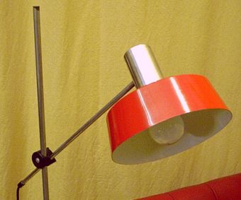 rote Stehlampe mit Ausleger als vergrößerte Schreibtischleuchte