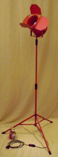rote Stehlampe als Fotoleuchte bzw. Studiolampe im 80er Jahre Design rote Stehlampe als Fotoleuchte bzw. Studiolampe im 80er Jahre Design