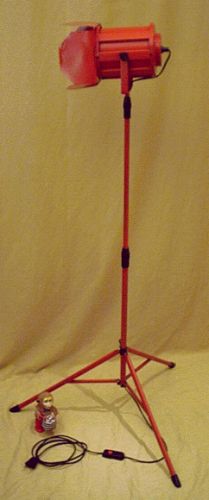 rote Stehlampe als Fotolampe bzw. Studiolampe im 80er Jahre Design rote Stehlampe als Fotolampe bzw. Studiolampe im 80er Jahre Design