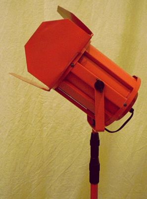 rote Stehlampe als Fotolampe bzw. Studiolampe im 80er Jahre Design