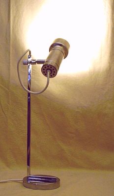 Minimalistische Schreibtischleuchte mit Strahler & Reflektorlampe