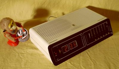 GRUNDIG Sono-Clock 15 Radiowecker - Bandzahlen in LED Fake statt Klappzahlen